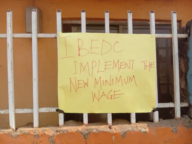 Àkọ́lé táwọn òṣìṣẹ́ IBEDC kọ sẹ́nu ọ̀nà iléeṣẹ́ wọn