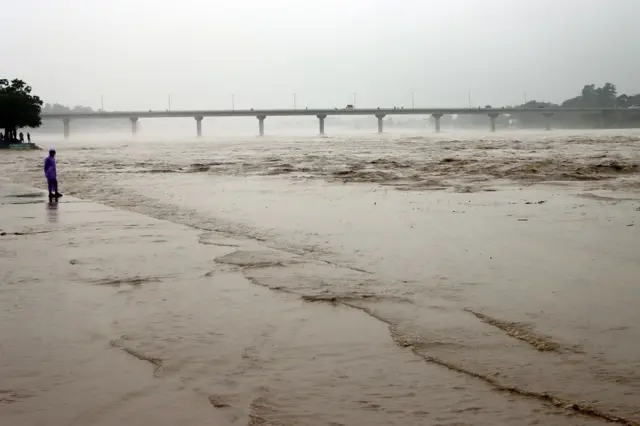 नारायणी नदीमा बाढी