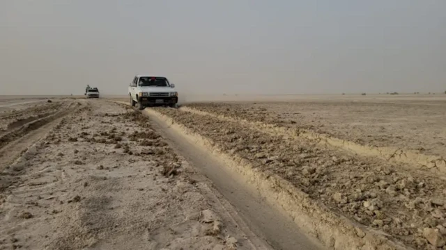 دو خودرو در جاده خاکی شوره زار