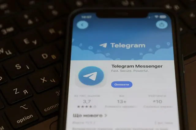 Экран айфона с мессенджером Telegram в App Store 