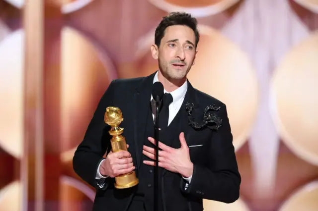 Adrien Brody, protagonista de The Brutalist, con su premio en los Globos de Oro 2025, en el hotel Beverly Hilton de Los Ángeles, California, Estados Unidos, el 5 de enero de 2025.