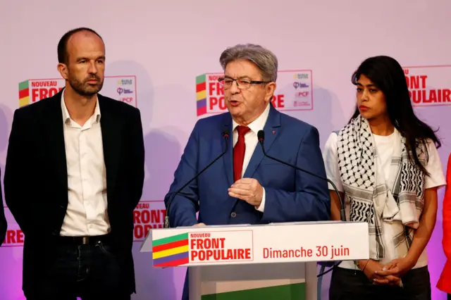 Jean-Luc Melenchon, leader du parti d'opposition d'extrême gauche La France insoumise (LFI), entouré de Manuel Bompard et Rima Hassan, membres de l'alliance des partis de gauche du Nouveau Front Populaire (NFP), prononce un discours après les résultats partiels du premier tour des élections législatives françaises anticipées au siège de LFI à Paris, France, le 30 juin 2024.