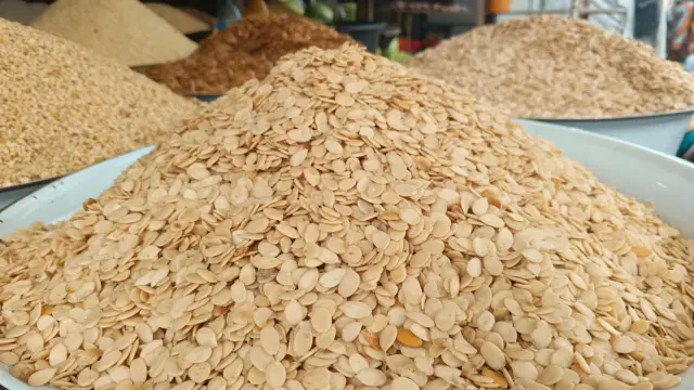 Efere egusi a kpọsara n'ahịa.