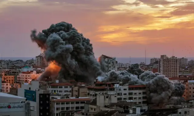 Mu kwihimura Israel nayo ikomeje kurasa ibisasu muri Gaza