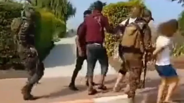 Video kadhaa zinazodaiwa kuonesha mateka wakichukuliwa zimechapishwa kwenye mitandao ya kijamii. 