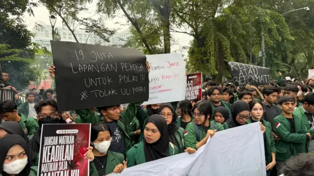 demonstrasi di depan gedung DPRD Sumatera Utara, Kota Medan, Senin (15/06).