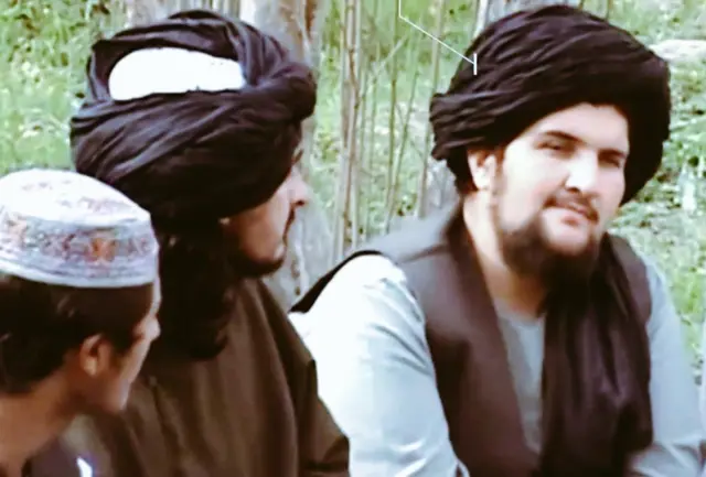 ښي خوا ته عبدالله مسید د حکیمالله محسود څنګ ته. عبدالله مسسید، چې د پاکستان په قباییلې سیمو کې یو وسله وال قوماندان و، په ۲۰۰۴ کال کې د ګوانتانامو له زندانه خوشې شو او د ۲۰۰۶ کال په وروستیو میاشتو کې د افغانستان سویلي ولایت هلمند ته لاړ.