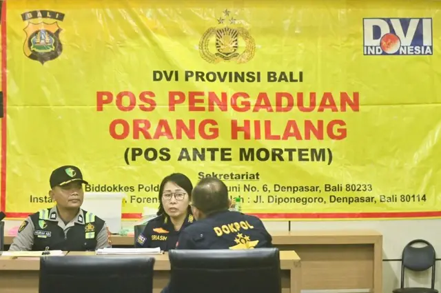 Petugas berkoordinasi di Pos Pengaduan Orang Hilang terkait tenggelamnya KMP Tunu Pratama Jaya di Pelabuhan Gilimanuk, Jembrana, Bali, Kamis (03/07).