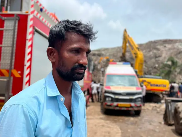 मोशी कचरा डेपो दुर्घटनेत अडकलेल्यांचे नातेवाईक त्यांच्या परतण्याची वाट पाहत दुर्घटनास्थळाबाहेर चार दिवसांपासून थांबून आहेत