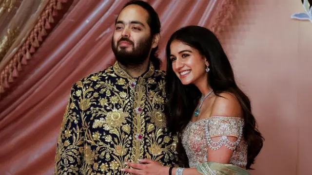 Anant Ambani, fils de l'homme d'affaires Mukesh Ambani, pose avec sa fiancée Radhika Merchant sur le tapis rouge de la cérémonie de Sangeet au Jio World Centre, le 5 juillet.