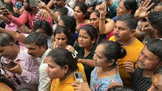 स्थानीय लोग स्कूल की लापरवाही के विरोध में प्रदर्शन कर रहे हैं.