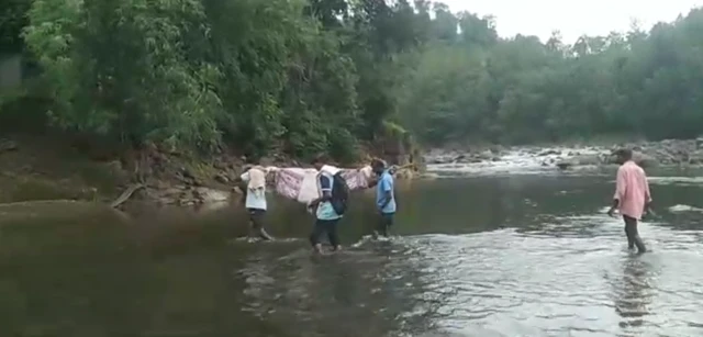 वेहगी येथील बारीपाडा या दुर्गम गावात रस्ता आणि नदीवर पूल नसल्यामुळे अशाप्रकारे उपचारासाठी रुसाबाई यांना नेत होते. 