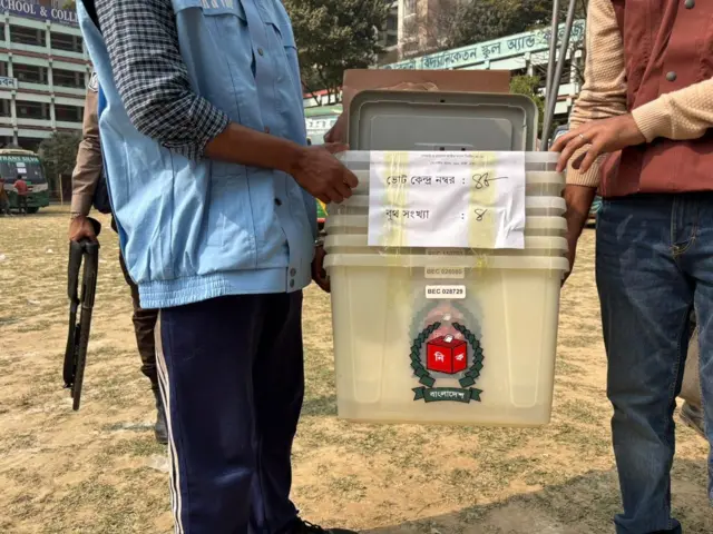 কেন্দ্রগুলোতে নেওয়া হচ্ছে নির্বাচনী সরঞ্জাম