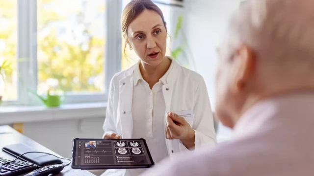 Médica conversa com paciente