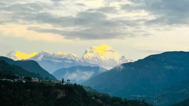 बागलुङ बजारबाट बिहानीको घाम पर्दा आर्कषक देखिएको धौलागिरि हिमाल 