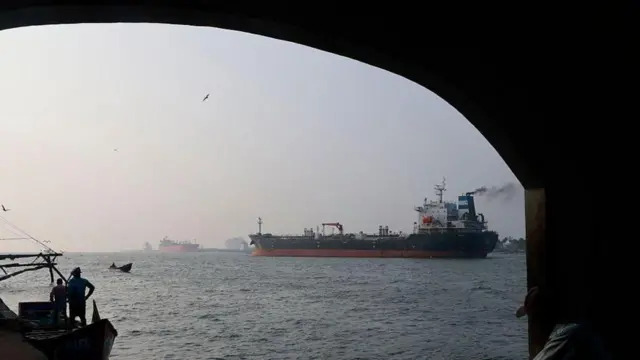 వంట గ్యాస్,  లిక్విఫైడ్ పెట్రోలియం గ్యాస్., పెట్రోల్, డీజిల్, హార్ముజ్ జలసంధి