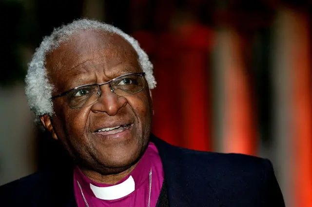 L'archevêque émérite Desmond Tutu s'adresse aux membres de la Fondation Afrique au Club des Explorateurs, le 24 mai 2005 à New York.