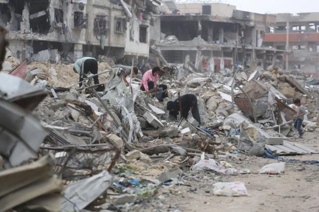 خان یونس، روز گذشته، هشتم آوریل: خانواده‌های اهل این شهر پس از عقب‌نشینی نیروهای اسرائیلی و بازگشت‌ به خانه‌هایشان دریافته‌اند که چاره‌ای جز جمع‌آوری دارایی‌های باقی‌مانده و بازگشت به پناهگاه‌های موقت خود ندارند