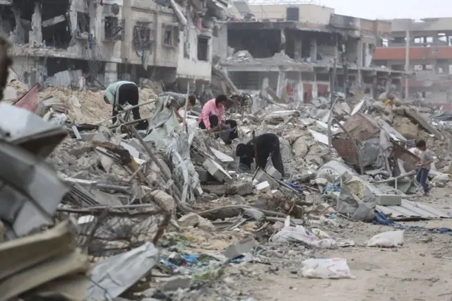 خان یونس، روز گذشته، هشتم آوریل: خانواده‌های اهل این شهر پس از عقب‌نشینی نیروهای اسرائیلی و بازگشت‌ به خانه‌هایشان دریافته‌اند که چاره‌ای جز جمع‌آوری دارایی‌های باقی‌مانده و بازگشت به پناهگاه‌های موقت خود ندارند