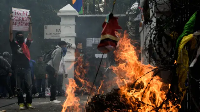 Massa yang tergabung dalam aliansi mahasiswa dan masyarakat berunjuk rasa di depan Gedung DPRD Jawa Barat, Bandung, Jawa Barat, 22 Agustus 2024.