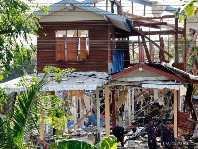 ဆီဆာကတ်၊  ကန်သာရာလတ်မြို့နယ်ထဲက  ဆောင်သုန်ချိုင်ကျေးရွာတိုက်ခိုက်ခံရပြီးနောက် မြင်ကွင်း 
