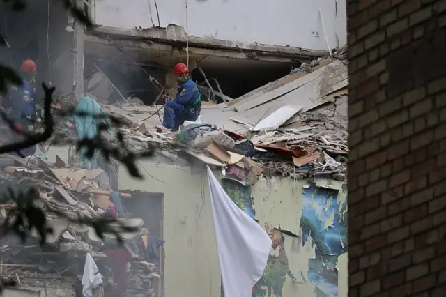 Рятувальники шукають людей під завалами від ранку