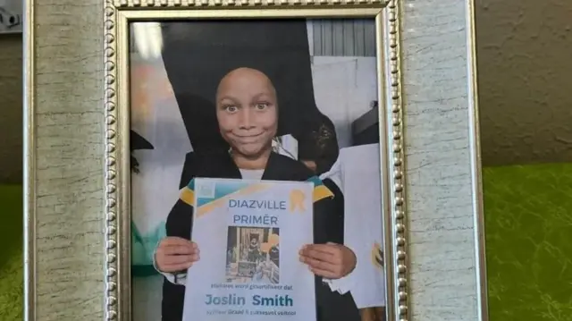 Picha ya Joshlin inakaa kwenye meza karibu na darasa lake