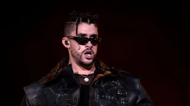 imagen de bad bunny en concierto 