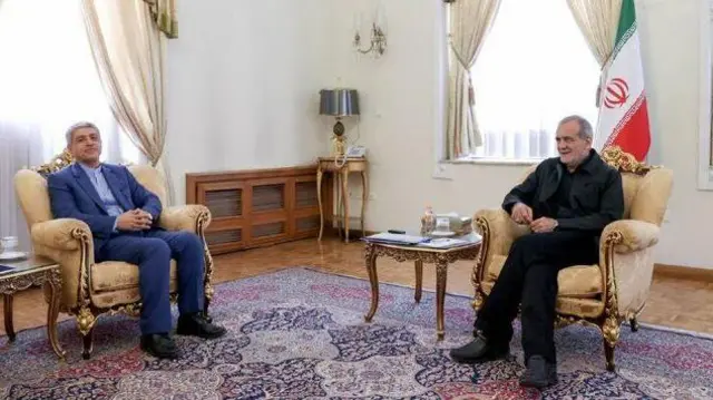 علی طیب‌نیا وزیر اسبق امور اقتصادی و دارایی با حضور در دفتر مسعود پزشکیان با وی دیدار و ضمن تبریک کسب رای اعتماد مردم، برای او در مسیر خدمت به مردم و رفع مشکلات به خصوص بهبود وضعیت معیشتی مردم آرزوی موفقیت کرد.