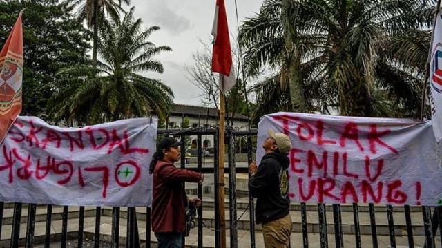 Massa yang tergabung dalam gabungan mahasiswa berbagai universitas di Kota Bandung melakukan upacara bendera setengah tiang saat menggelar aksi di depan Gedung Sate, Bandung, Jawa Barat, Rabu (7/2/2024). Mereka menolak dan mengutuk potensi kecurangan yang bisa terjadi pada Pemilu 2024.