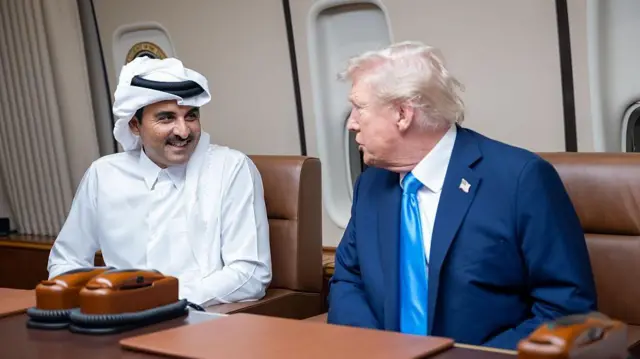 الرئيس ترامب (يمين) مع الأمير تميم. أرشيف