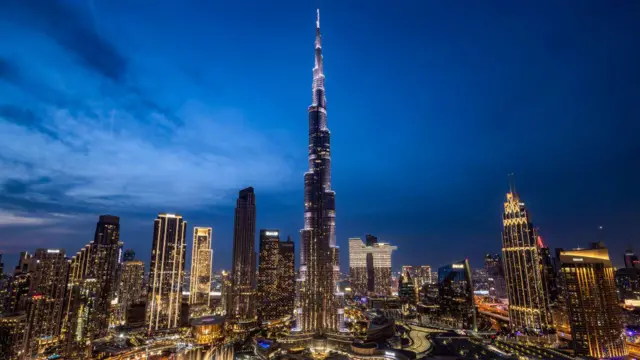 दुनिया की सबसे ऊंची इमारत बुर्ज खलीफ़ा (बीच में) की 31 दिसंबर, 2024 को ली गई तस्वीर