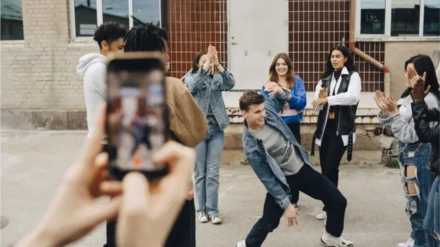 क्यामराअगाडि नाच्दै एक युवक