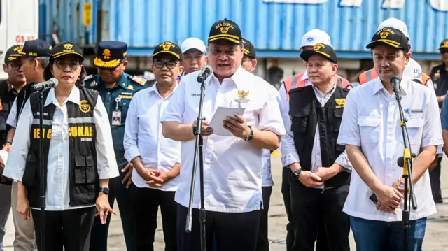 Menko Perekonomian Airlangga Hartarto (kanan) bersama Menteri Keuangan Sri Mulyani Indrawati (kedua kanan) menaiki truk kontainer usai memberikan sosialisasi tentang Permendag Nomor 8 Tahun 2024 di Jakarta International Container Terminal (JICT), Tanjung Priok, Jakarta, Sabtu (18/5).