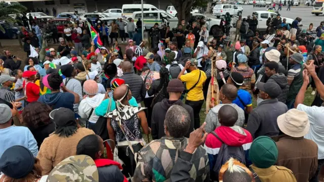 Plenty protesters against undocumented migrants for South Africa gada for one place