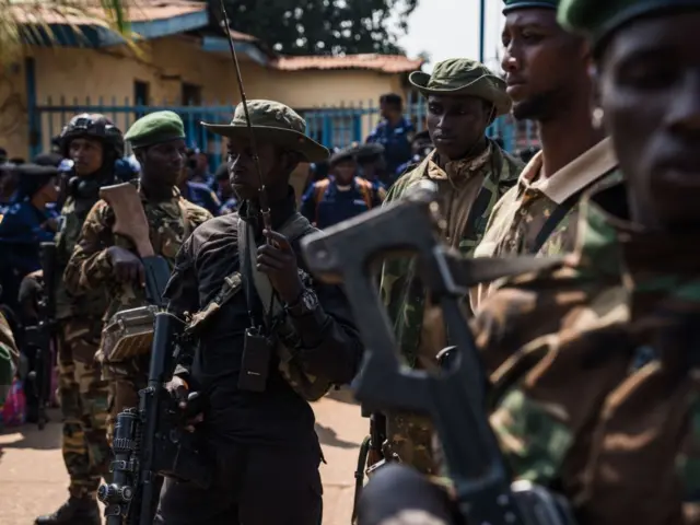 Des hommes en treillis et lourdement armés