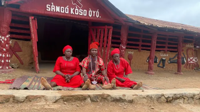 Aworan awon Onisango niluu Aso pupa