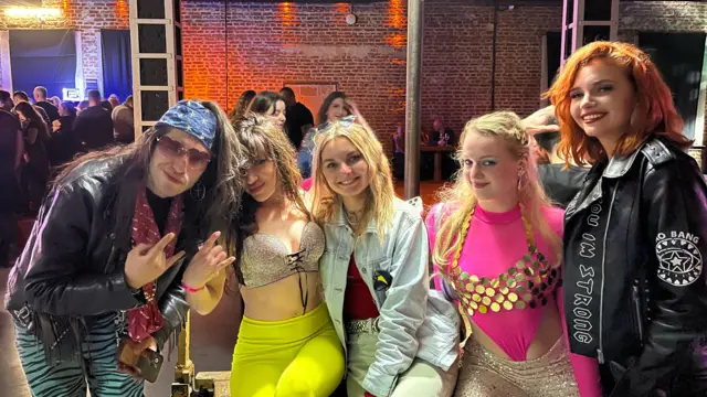 Тетяна Поцілуйко (в кислотних легінсах) разом із іншими людьми на дискотеці 80-х, 90-х і нульових 