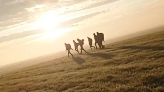 પોતાના પરિવારને પાછળ છોડીને ખલીલ ઓક્ટોબર, 2020માં 13 વર્ષની વયે અન્ય શરણાર્થીઓના જૂથ સાથે અલ્બેનિયા જવા નીકળ્યો હતો