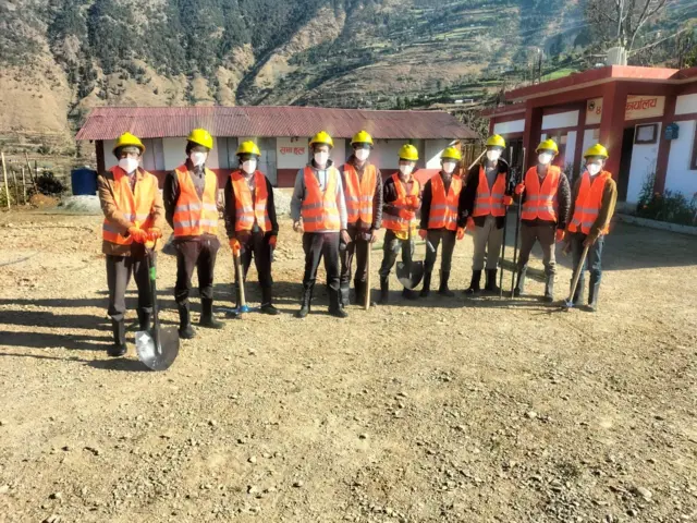 जाजरकोटका युवाहरू जसले गाउँलेहरूलाई अहिले नयाँ घर निर्माण गर्न सघाइरहेका छन्