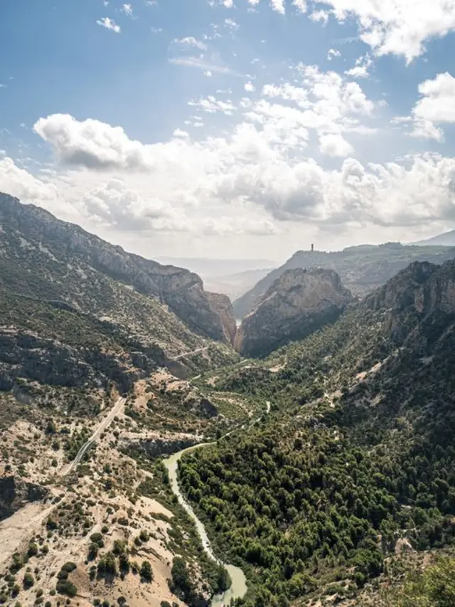 Vista del Cañón de Las Buitreras con sus elevados picos y pronunciados barrancos llenos de árboles.
