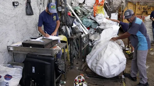 Elias colocando reciclagem que recolheujogos online aposta futebolcimajogos online aposta futebolbalança