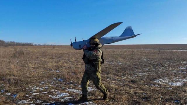 Российский солдат с дроном