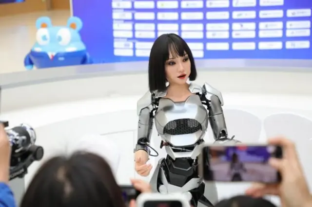 Robot humanoïde avec un visage de femme