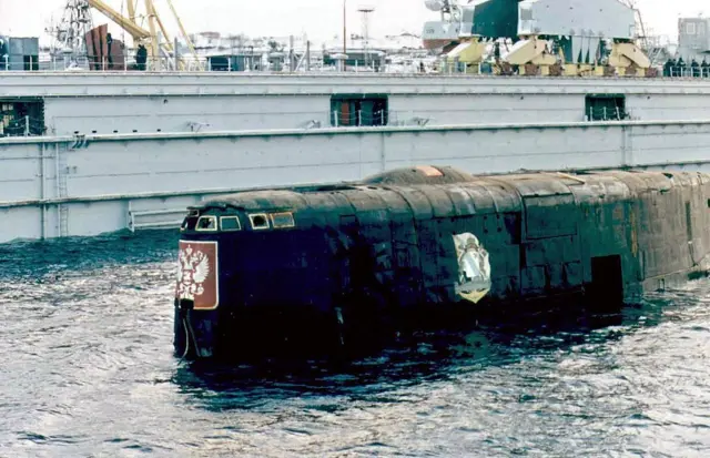 El submarino Kursk luego de ser reflotado en 2001