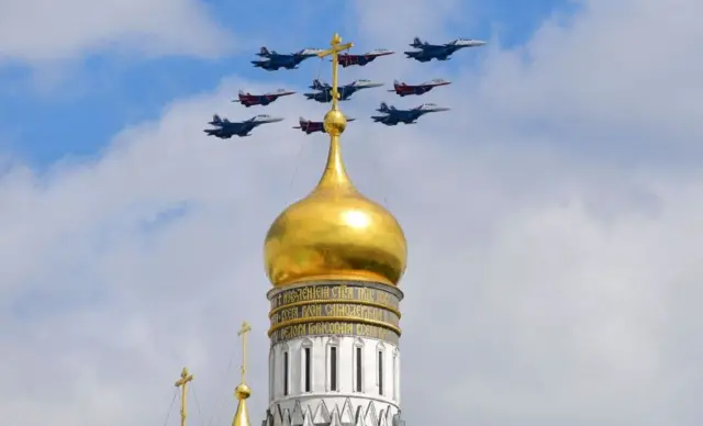 avioni, vojni avioni, parada u moskvi, dan pobede u moskvi, avioni preleću Crveni trg u Moskvi