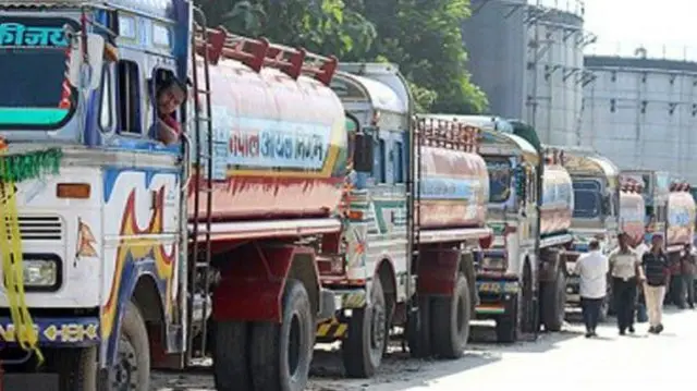 तेल ल्याउने ट्याङ्करको लस्कर