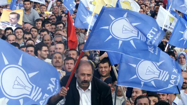 27 Ekim 2002'de partinin İstanbul'daki mitingine katılanlar. Katılanların elinde parti bayrakları var. 