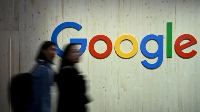 Dos mujeres frente a un logo de Google durante una feria en Hannover Messe, en Hanover, Alemania, el 22 de abril de 2024