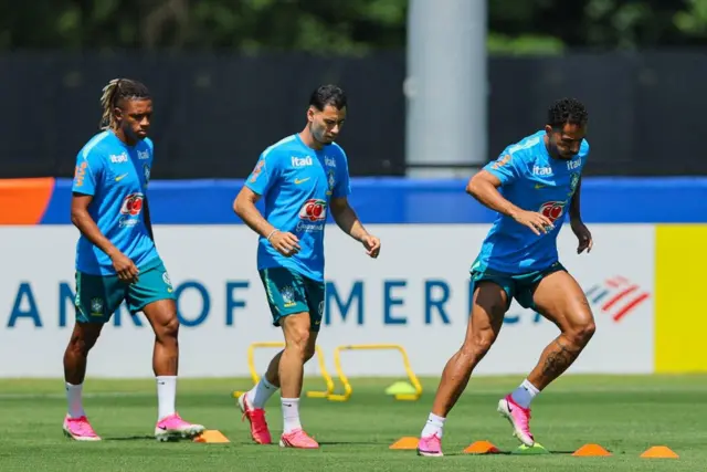 Martinelli e Danilo Santos antes de Brasil x Noruega